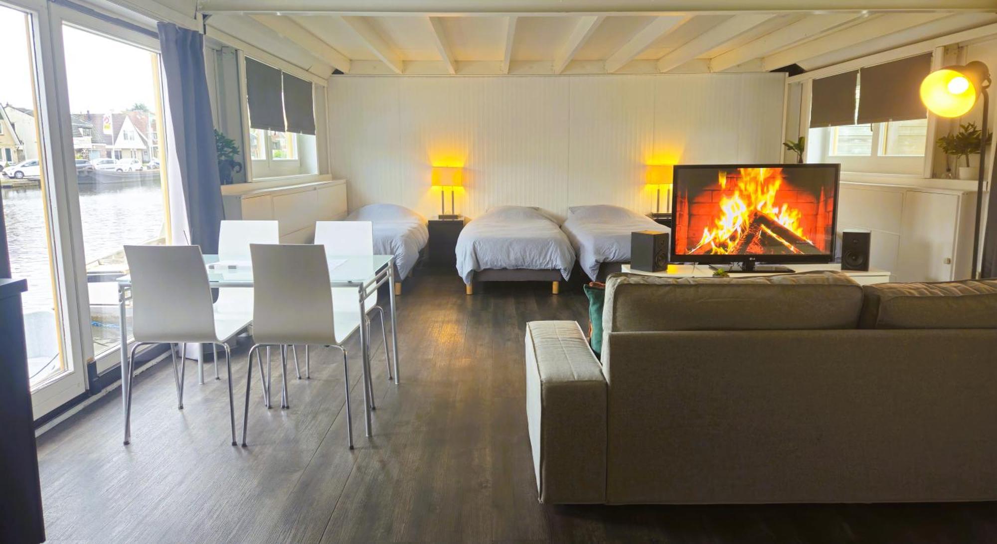 Boathouse Amsterdam With Bikes Bed & Breakfast Exterior photo