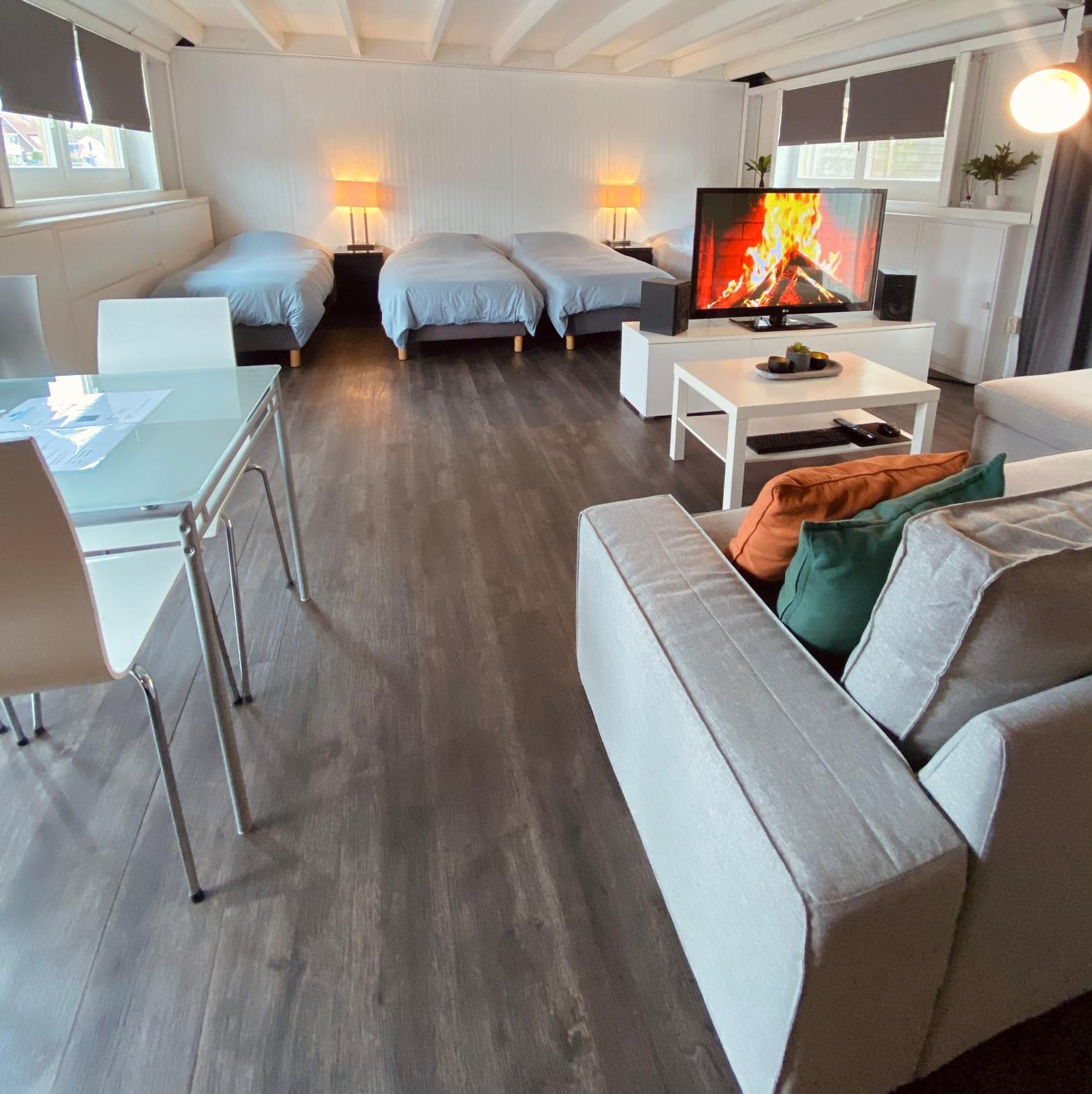 Boathouse Amsterdam With Bikes Bed & Breakfast Exterior photo