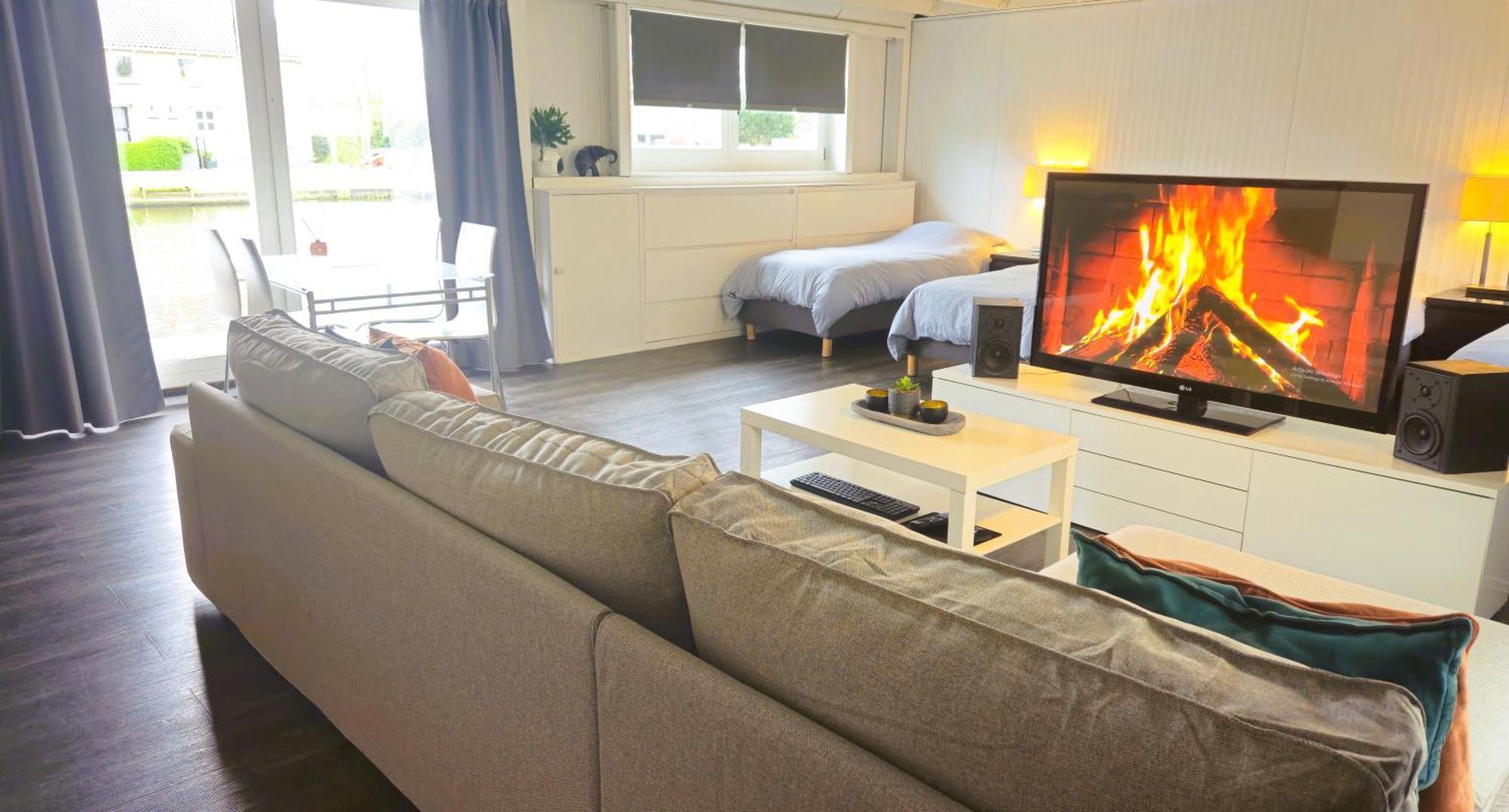 Boathouse Amsterdam With Bikes Bed & Breakfast Exterior photo